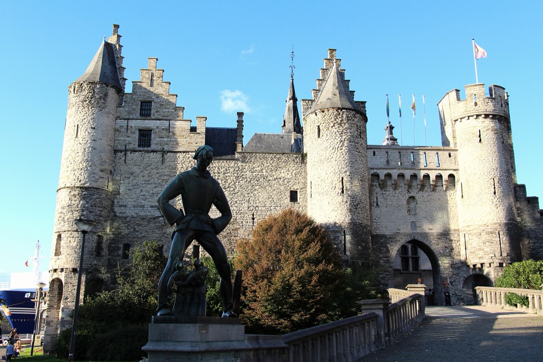 Het Steen en het standbeeld van Lange Wapper, Antwerpen